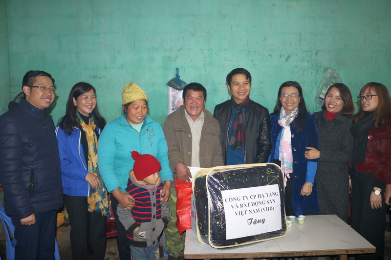 Đoàn công tác đã đến thăm, tặng quà gia đình anh Bế Văn Nghị là một trong những gia đình hộ nghèo trên địa bàn xã