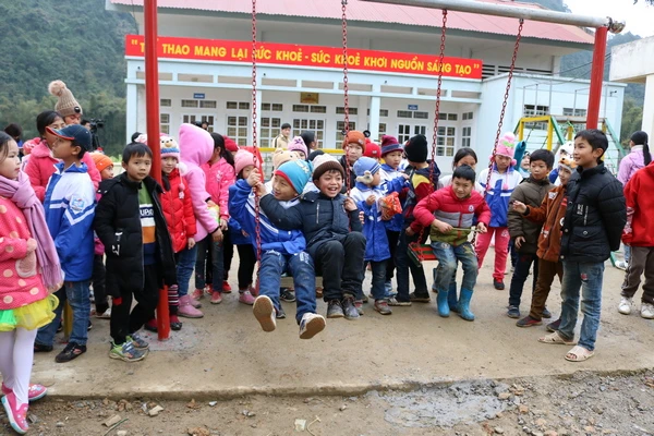 Các em học sinh vui vẻ cùng nhau chơi trò chơi ngay sau lễ khánh thành