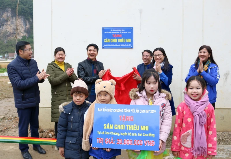 Đồng chí Nguyễn Ngọc Lương, Bí thư Trung ương Đoàn cùng các đồng chí lãnh đạo cắt băng khánh thành sân chơi thiếu nhi tại xã Cao Chương