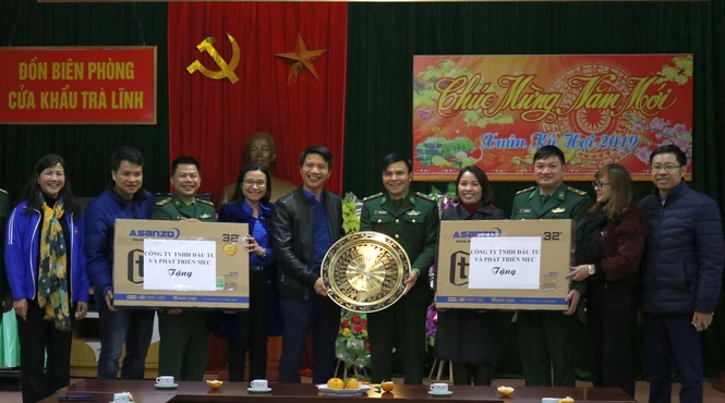 Đoàn công tác thăm tặng quà cán bộ chiến sỹ  Đồn Biên phòng cửa khẩu Trà Lĩnh   