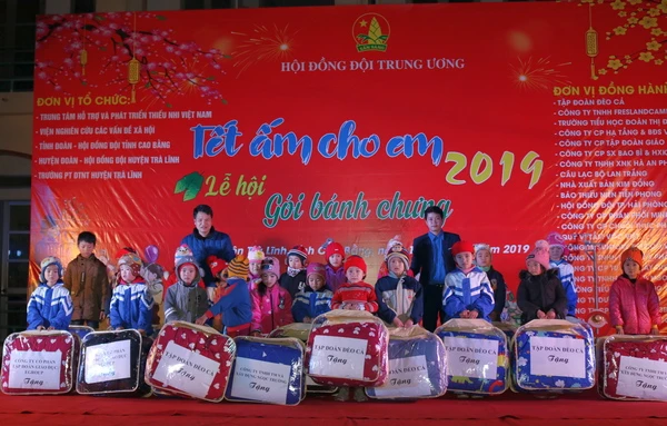 Tại chương trình, Ban tổ chức đã trao tặng chăn ấm cho các em học sinh