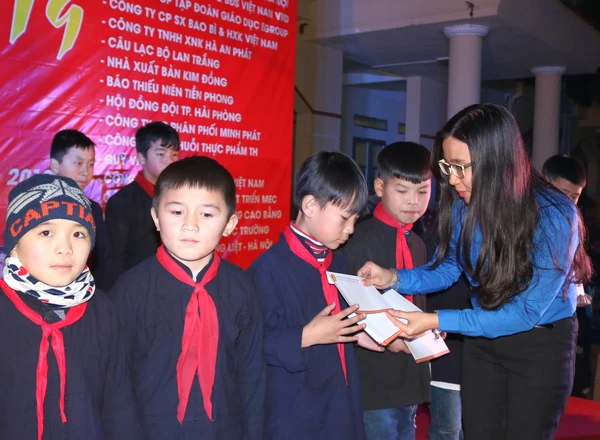 Đồng chí Nguyễn Phạm Duy Trang, Ủy viên BTV, Trưởng ban Công tác thiếu nhi Trung ương Đoàn, Phó Chủ tịch Thường trực Hội đồng ĐộiTrung ương trao học bổng Vừ A Dính cho các em học sinh tại chương trình